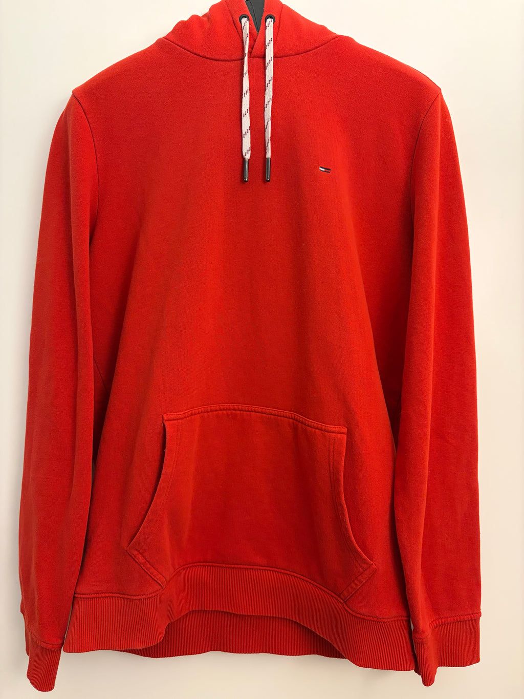 Tommy Jeans Flag Stickerei, Kapuzenpullover in rot, Größe XL used