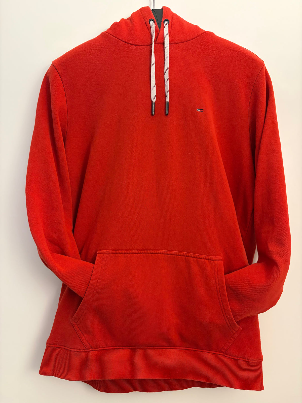 Tommy Jeans Flag Stickerei, Kapuzenpullover in rot, Größe XL used